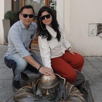 Gaya liburan Agus Yudhoyono bersama istri, Annisa Yodhoyono. Keduanya kompak pakai kacamata hitam. Foto: Instagram