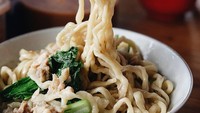 @chubbytraveller menikmati semangkuk bakmi di kawasan Taman Sari. Namanya Bakmi Bule dengan tekstur mie yang lembut gurih. Foto: Istimewa