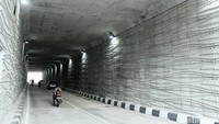 Meski banyak keluhan dari pengendara saat melintasi disana sangat sumpek dan tak adanya sirkuliasi udara saat lalu lintas ramai, Arus lalu lintas dari arah Pondok Indah menuju Lebak Bulus lancar, Rabu (7/3/2018) saat pagi hari.