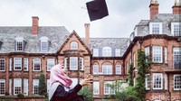 Setelah menyelesaikan pendidikan masternya, Raeni kembali ke Tanah Air. Dia menjadi donsen non-PNS di Fakultas Ekonomi Unnes. Foto: Dok Pribadi Raeni