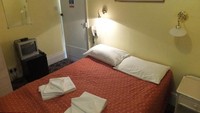 Foto: Dari luar, bangunan hotel ini tampak rapih dan menarik. Namun begitu masuk, kamar yang kecil, berbau, kotor dan staf yang kasar akan menyambut kalian. Inilah The Lonsdale Hotel di London. (dok The Lonsdale Hotel)