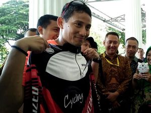 Tiba di Balai Kota, Sandiaga Beli Baju Sepeda dari Warga