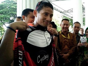 Tiba di Balai Kota, Sandiaga Beli Baju Sepeda dari Warga