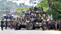 Kendaraan lapis baja juga disiagakan. REUTERS/Stringer.