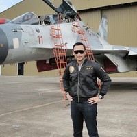 Saat Agus Yudhoyono tampil dengan jaket bomber hitam plus kacamata, dengan latar belakang pesawat tempur. Mirip film Top Gun, ya? Foto: Instagram
