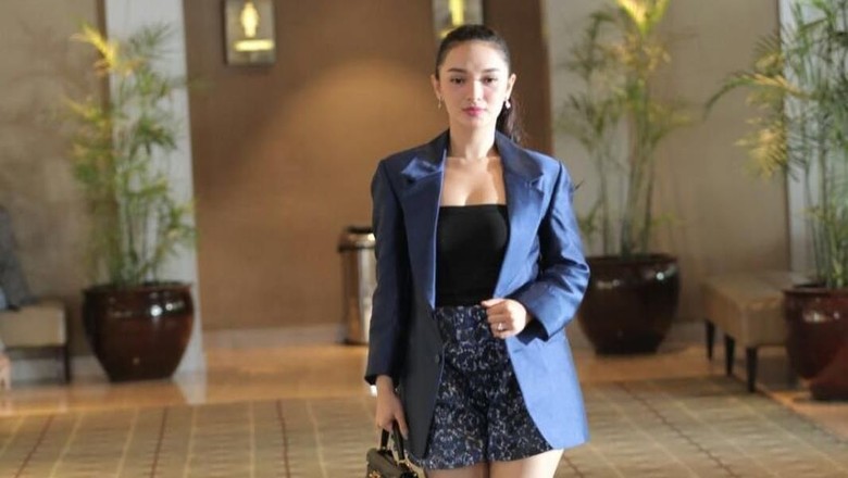Zaskia Gotik Jinjing Hermes Birkin Rp 1,2 M, Netizen: Asli Tuh? Zaskia Gotik Jinjing Hermes Birkin Rp 1,2 M, Netizen: Asli Tuh?