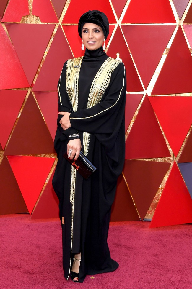 Penampilan para tamu undangan di red carpet Oscars selalu mencuri perhatian. Tak hanya selebriti, acara ini juga dihadiri oleh orang-orang penting di dunia perfilman. Salah satu tamu yang hadir kala itu mencuri perhatian karena memakai hijab turban di kepalanya. Wanita itu adalah Fatma Al Remaihi. Foto: Getty Images