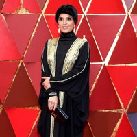 Penampilan para tamu undangan di red carpet Oscars selalu mencuri perhatian. Tak hanya selebriti, acara ini juga dihadiri oleh orang-orang penting di dunia perfilman. Salah satu tamu yang hadir kala itu mencuri perhatian karena memakai hijab turban di kepalanya. Wanita itu adalah Fatma Al Remaihi. Foto: Getty Images