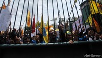 Para mahasiswa terus berorasi di depan gerbang DPR.