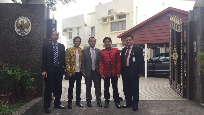 Senyum Semringah Cak Percil-Cak Yudho Setelah Bebas di Hong Kong Senyum Semringah Cak Percil-Cak Yudho Setelah Bebas di Hong Kong