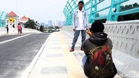 Heru memastikan trotoar yang disediakan di Flyover Bintaro Permai aman diakses pejalan kaki. Sebab, antara jalur mobil dengan trotoar yang dibangun dibedakan tingginya. Selain itu flyover juga dilengkapi dengan dinding setinggi satu meter.