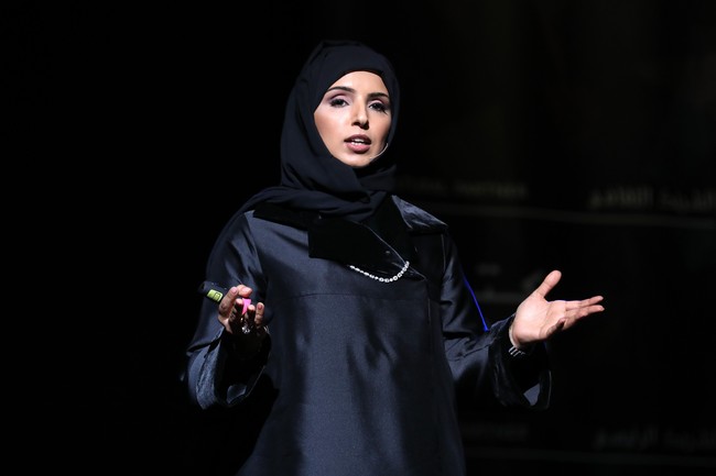 Penampilan Fatma Al Remaihi saat menjadi pengisi acara di Ajyal Youth Festival tahun 2016 juga tak kalah mengagumkan. Ia kembali memilih busana dan scarf berwarn hitam. Foto: Getty Images