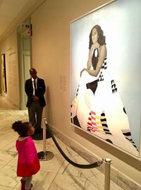 Ini momen saat Parker terkagum-kagum dengan lukisan Michelle Obama.