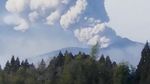 Pemandangan dari Atas saat Gunung Shinmoedake Meletus