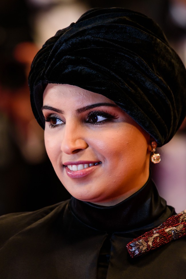 Di acara itu, Fatma juga memakai anting sebagai penyempurna penampilan. Anting berwarna emas sepertinya jadi jalan pintas bagi Fatma Al Remaihi untuk terlihat lebih glamor. Foto: Getty Images