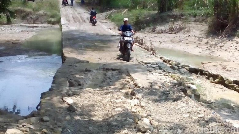 Menyusuri Jalan Rusak Penghubung Kabupaten Grobogan dan Sragen Menyusuri Jalan Rusak Penghubung Kabupaten Grobogan dan Sragen