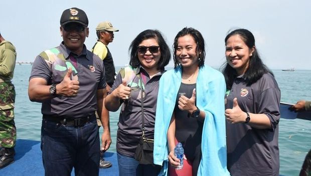 Archia berfoto bersama istri KSAL Laksamana Ade Supandi, Endah Esti Hartanti Ningsih dan Komandan Korps Marinir (Dankormar) Mayjen TNI (Mar) Bambang Suswantono.
