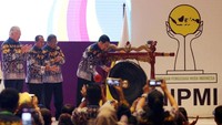 Presiden Joko Widodo didampingi Ketua Umum Himpunan Pengusaha Muda Indonesia (HIPMI) bersama Menteri Koordinator Bidang Perekonomian, Darmin Nasution, Menteri Perdagangan, Enggartiasto Lukita, dan Menteri Pendidikan, Muhadjir Effendy memukul gong menandakan secara resmi membuka sidang Dewan Pleno dan Rapimnas Hipmi (Himpunan Pengusaha Muda Indonesia), di Novotel Hotel, Tanggerang, Banten, Rabu (7/3/2018). Foto: dok. HIMPI