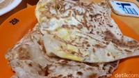 Roti prata juga bisa dicoba. Mau yang gurih atau manis? Pelengkapnya bisa pilih kari atau gula bubuk. Nyam nyamm! Foto: dok. detikFood