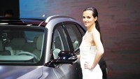 Bersama mobil yang dipajang, para wanita cantik itu langsung berpose saat kamera membidik menuju wajah cantiknya. Foto: dok. geneva motor show