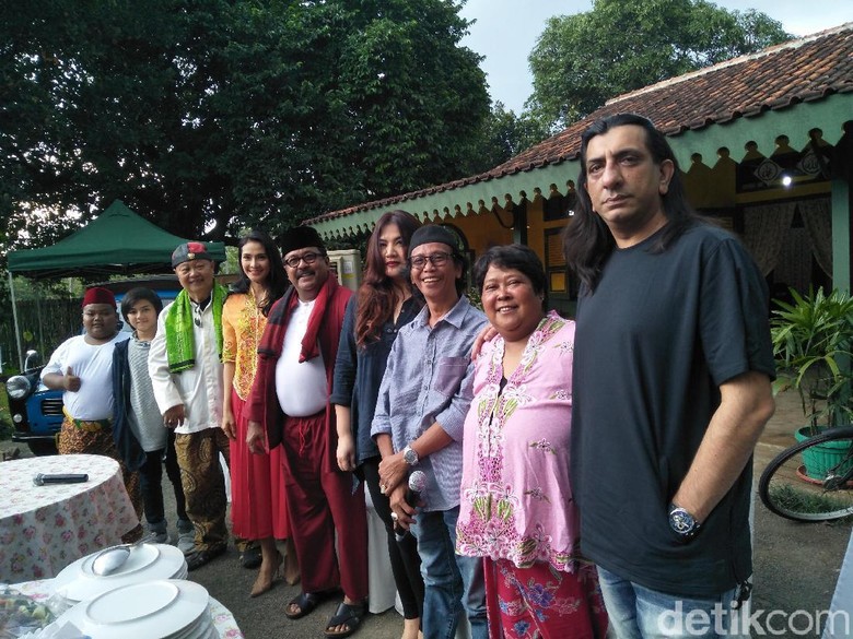 Dari DJ, Hans dalam Serial Si Doel Kini Jadi Bodyguard Dari DJ, Hans dalam Serial Si Doel Kini Jadi Bodyguard