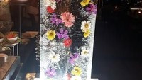 Karya seni es batu yang ini memang bentuknya simpel namun cantik. Di dalam es batu ada beberapa bunga cantik warna-warni. Foto: Istimewa