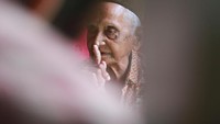Sandang sudah lupa persis uang yang terkumpul dari warga desa tersebut. Namun, ia masih ingat jumlahnya sangat banyak kala itu. 
