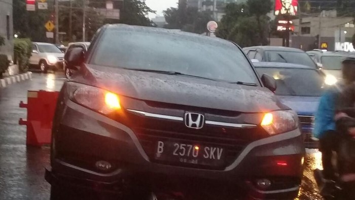 Mobil Tabrak Separator Busway di Salemba, Lalin Macet