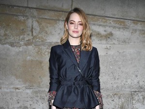 Foto: Baru Muncul di Oscars, Emma Stone Eksis di Paris Fashion Week