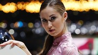 Tak hanya senyuman manis yang dilemparkan oleh para SPG disana. Seperti ini salah satunya, meski demikian tetap terlihat seksi bukan para wanita yang ada di pameran mobil itu? Foto: dok. geneva motor show