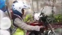 Video itu memperlihatkan seorang pengendara motor ditilang oleh Polantas. Lokasi penilangan disebut-sebut berada di Bandengan Utara, Jakarta Utara, sekitar dua hari lalu. (istimewa)