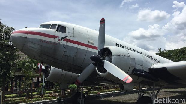 Pesawat Dakota RI-001 Seulawah. Ini pesawat pertama yang dimiliki Indonesia dengan cara patungan oleh masyarakat Aceh