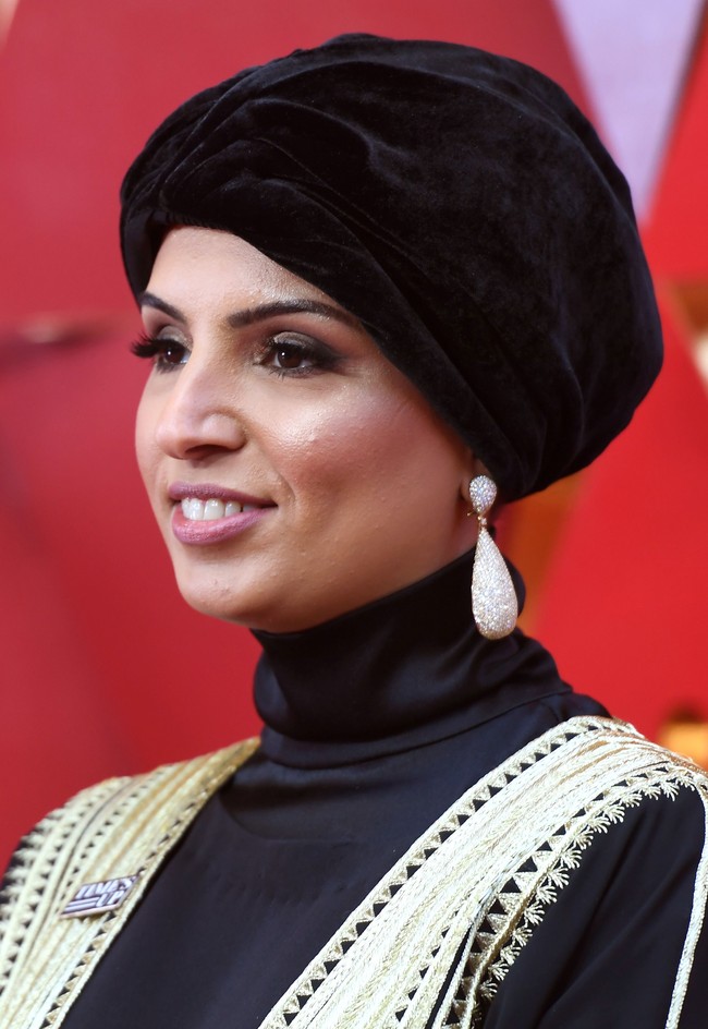 Bisht yang Fatma kenakan dipadukan dengan turtle neck hingga menutupi lehernya. Ia menambahkan aksesori berupa anting berwarna emas, yang selaras dengan pakaiannya. Foto: Getty Images