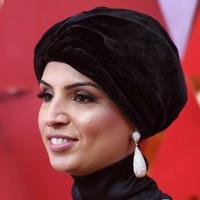 Bisht yang Fatma kenakan dipadukan dengan turtle neck hingga menutupi lehernya. Ia menambahkan aksesori berupa anting berwarna emas, yang selaras dengan pakaiannya. Foto: Getty Images