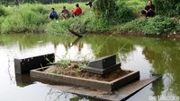 Warga dengan sabar menunggu umpan dimakan oleh ikan.