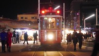 Di masa Kesultanan Utsmaniyah, pengembangan tram di Istanbul dimulai 1869. Dahulu tram masih ditarik dengan kuda, sebelum pakai tenaga listrik. Tram itu sempat tak digunakan beberapa tahun, kemudian direstorasi tahun 1990 untuk wisata (Kurnia/detikTravel)