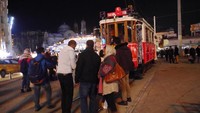 Traveler banyak juga yang foto-foto di sebelah tram (Kurnia/detikTravel)