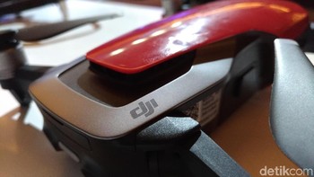 Drone ini dijual Rp 12.799.000 dan paket combo Rp 15.999.000 mulai 16 Maret 2018 di Erajaya Swasembada. (Foto: detikINET/Moch Prima Fauzi)