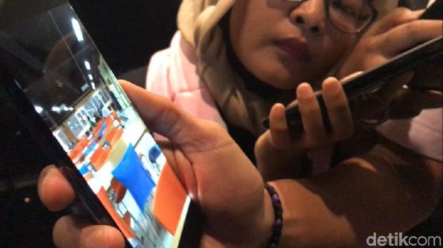 Wagub DKI Jakarta Sandiaga Uno menunjukkan gambar PKL di kawasan Melawai yang ditampung PT PLN