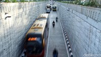 Meski harus berbagi dengan lajur busway, Sejak dibukanya jalur lintas bawah kini lalu lintas itu terbilang lebih efektif meski lalu lintas tersendat di sore hari.