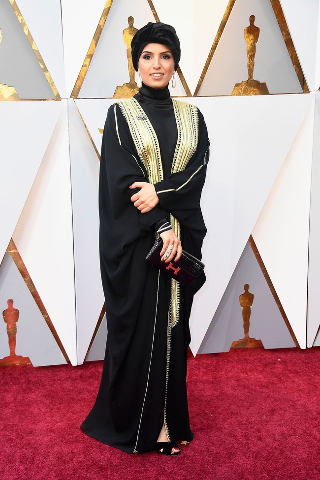 Di karpet merah Oscar 2018 itu, Fatma Al Remaihi memakai busana tradisional Timur Tengah yang sering disebut bisht. Busana ini sering dipakai di acara penting dan seringkali menunjukkan status sosial seseorang. Foto: Getty Images
