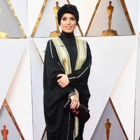 Di karpet merah Oscar 2018 itu, Fatma Al Remaihi memakai busana tradisional Timur Tengah yang sering disebut bisht. Busana ini sering dipakai di acara penting dan seringkali menunjukkan status sosial seseorang. Foto: Getty Images