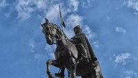 Foto:  Beda dengan parodinya, patung Saint Wenceslas digambarkan menaiki kuda seperti pada umumnya, tidak terbalik (pampeli.fashion/Instagram)