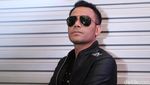 Penampilan Judika dengan Kacamata Hitam