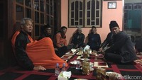 Di sela kesibukannya dalam memimpin Jawa Tengah, Ganjar juga menyempatkan liburan dan meninjau lapangan langsung. Ini saat dia menginap di lereng Gunung Sumbing (Dok Tim Media Ganjar Pranowo)