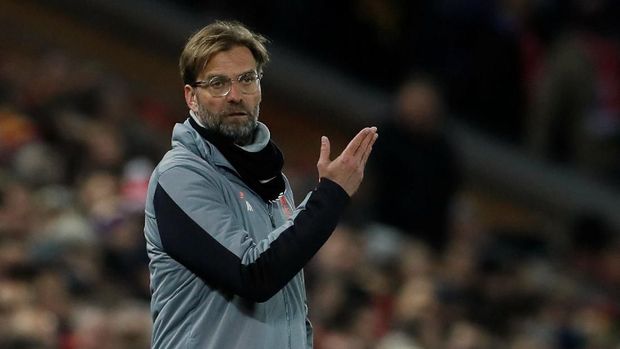 Juergen Klopp mengkritik lapangan West Brom yang terlalu kering.