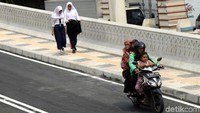 Trotoar disediakan karena mobilisasi pejalan kaki cukup tinggi di kawasan ini.