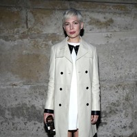 Absen dari Oscars, Michelle Williams memastikan dirinya tetap eksis di hajatan Louis Vuitton. Dress yang dibungkus mantel putih jadi andalannya. Foto: Getty Images