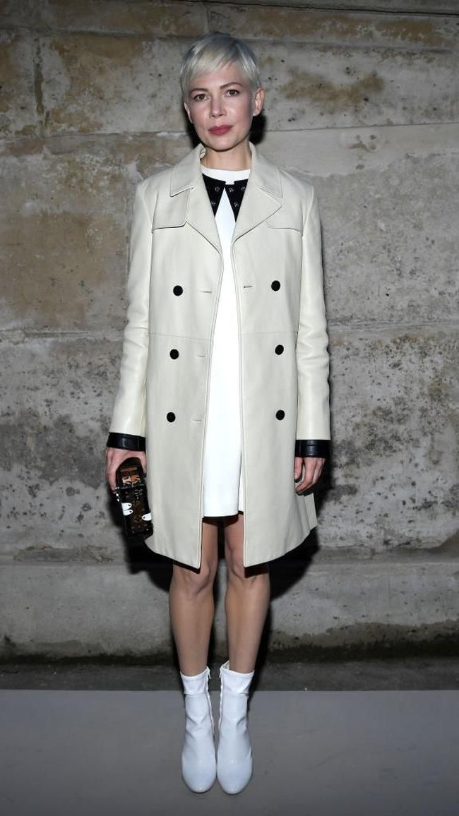 Absen dari Oscars, Michelle Williams memastikan dirinya tetap eksis di hajatan Louis Vuitton. Dress yang dibungkus mantel putih jadi andalannya. Foto: Getty Images