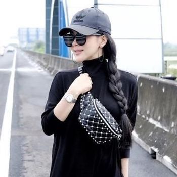 Gaya Puluhan Juta Syahrini Foto di Pinggir Tol yang Jadi Kontroversi